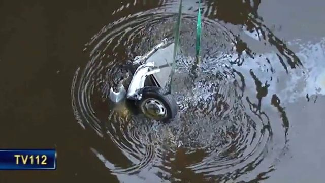 Подъем из реки машины упавшей с моста в Архангельске смотреть онлайн