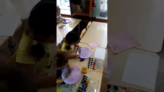 Занятие во 2 младшей группе, раскраска осеннего листочка. Воспитатель Кухарева Елена Петровна. смотреть онлайн