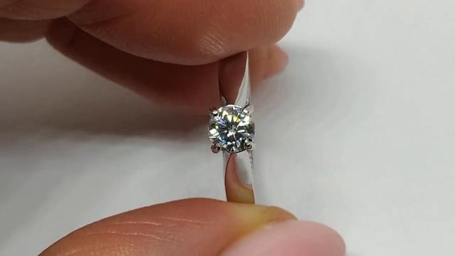 Кольцо с Light Aqua Blue муассанитом 0.43ct (5.0 мм), LED освещение смотреть онлайн