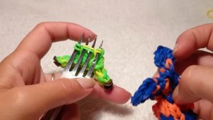 CОБАКА из резинок БЕЗ СТАНКА /как плести на 2 х вилках/ Радужки Rainbow Loom