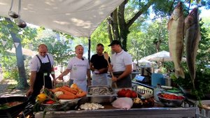РЫБАЦКАЯ УХА. Рецепт Ухи из судака и окуня. Готовят Андрей Куц, Денис Цыкановский и Савва Либкин.