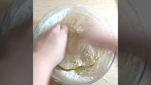 Пицца. Тесто на пиццу на молоке