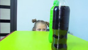 Лиза и Шоколад Газировка Челлендж и папа Лиза показывает что содовая не полезная для детей!