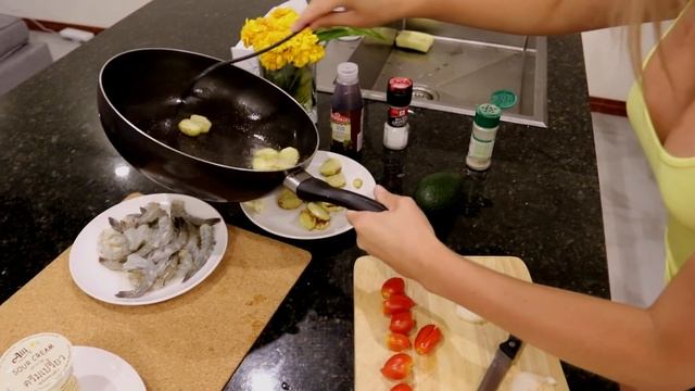 Тайланд. Маша готовит. Авокадо и Креветки смотреть онлайн