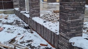 забор из ригельного кирпича