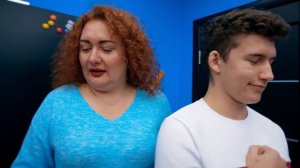 СТАРШЕКЛАССНИК ПРИСТАЕТ К МАШЕ!!!