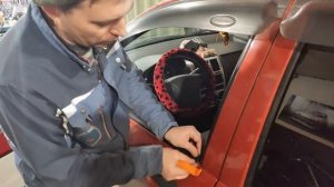 Замена молдинга переднего бокового стекла на автомобиле Hyundai Getz