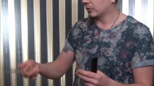 Стилист Артем Любимов. Как перекидывать парикмахерские ножницы.