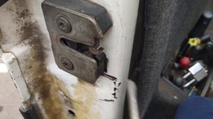 Газель (до Некста) не могу закрыть дверь, замок закрылся при открытой двери,что делать ?