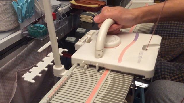 Вязание цветного прессового (такового) переплетения на вязальной машине LK-150 смотреть онлайн