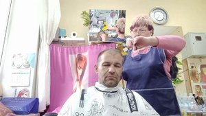 Стрижёмся под спортивную с челкой.