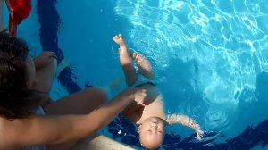 Baby swimming in pool | Как грудные дети плавают в бассейне | Bebe nadando | Bebek yüzüyor