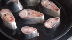 как пожарить селедку. в чугунной сковороде.