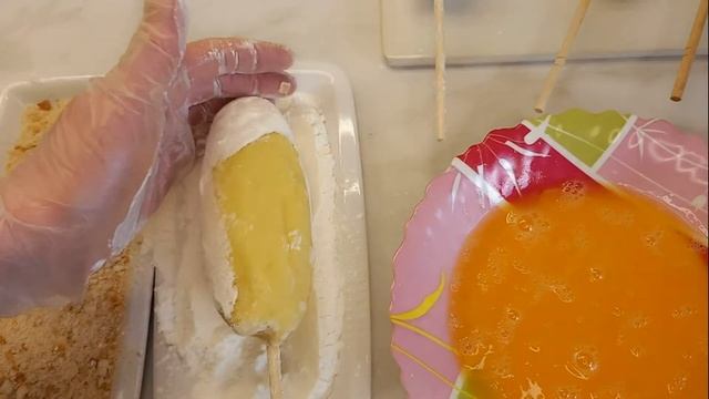 Вкусный ужин.  Хот- дог на палочке с сыром и картошкой