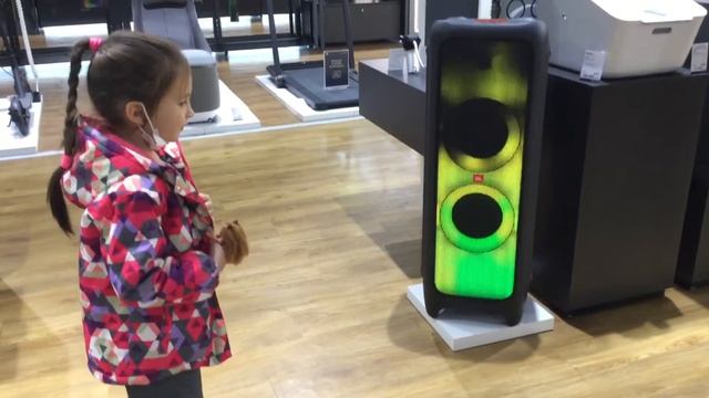 Супермаркет «ТВОЙ ДОМ». Цветомузыка. За ритмом следует движение. Москва. смотреть онлайн