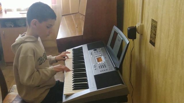 На синтезаторе Yamaha PSR E 353 мальчик играет смотреть онлайн