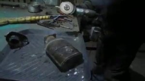 разбираем катализатор достаем керамику узнаем цену  +паладий  1000p за кило...