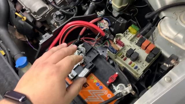 Fiat Stilo - Aprenda a desligar a bateria corretamente смотреть онлайн