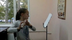Девочка играет на флейте!!!))
