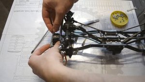 Сборка RC трофийки 1/10 - устанавливаем редуктор и мосты.