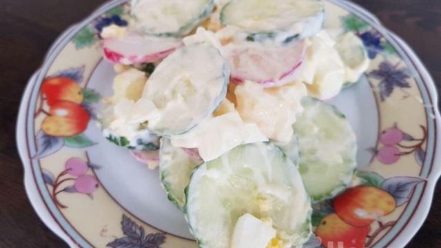 Салат с редисом и яйцом