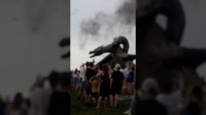 Дракон дышит огнём!!