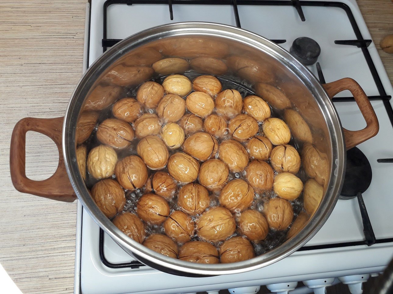 Как быстро почистить грецкие орехи от скорлупы