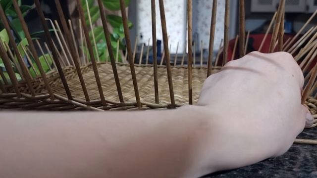 Плетеный поднос с красивыми ручками