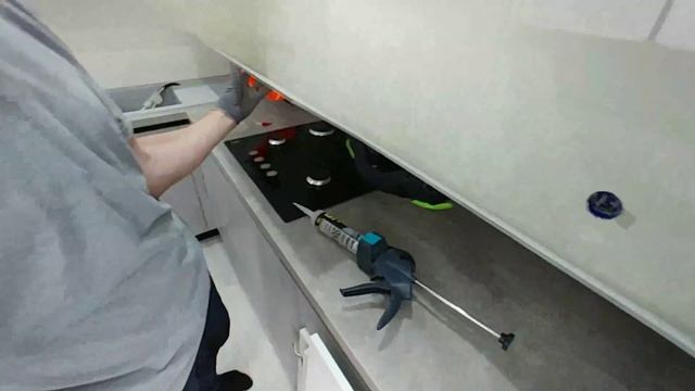 Монтаж кухонного фартука из калённого стекла Optiwhite