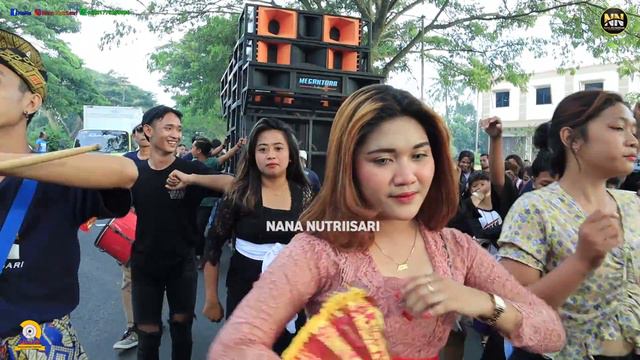 ACARA NYONGKOLAN LOMBOK SALAH SATU PERSONEL MEGANTARA LIVE TERABARU