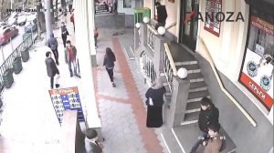 Мужик против группы подростков