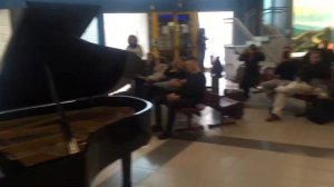 Флэшмоб от "Миднайт Опера" в аэропорту Палермо