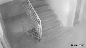 Две ссыкухи в подъезде