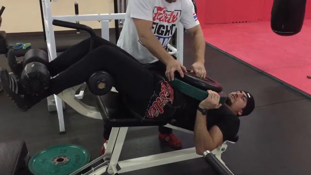 Поднимаю 75 кг на пресс смотреть онлайн