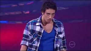 Парень с девушкой прикольно танцуют