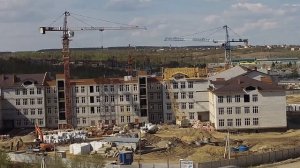 Строительство школы в г. Благовещенске. Башенные краны QTZ 80, КБ-403. Гусеничный кран RDK-250.