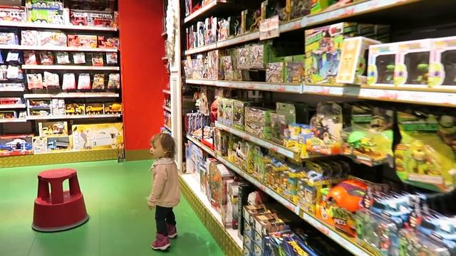 Шопинг в детском магазине Hamleys. смотреть онлайн