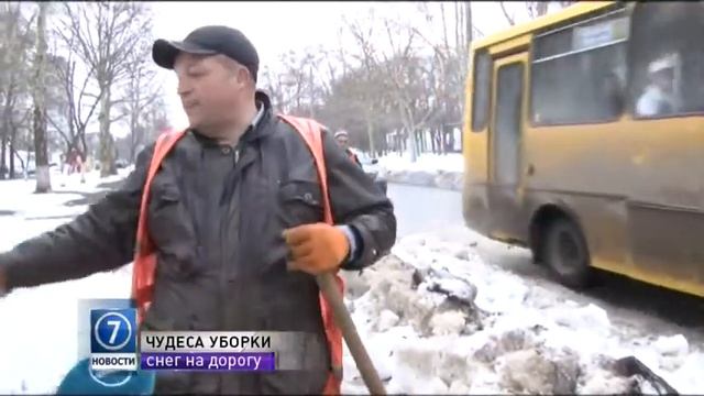 Одесские улицы очищают от снега, перекидывая его на дороги смотреть онлайн