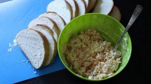 Бутерброды с докторской колбасой.