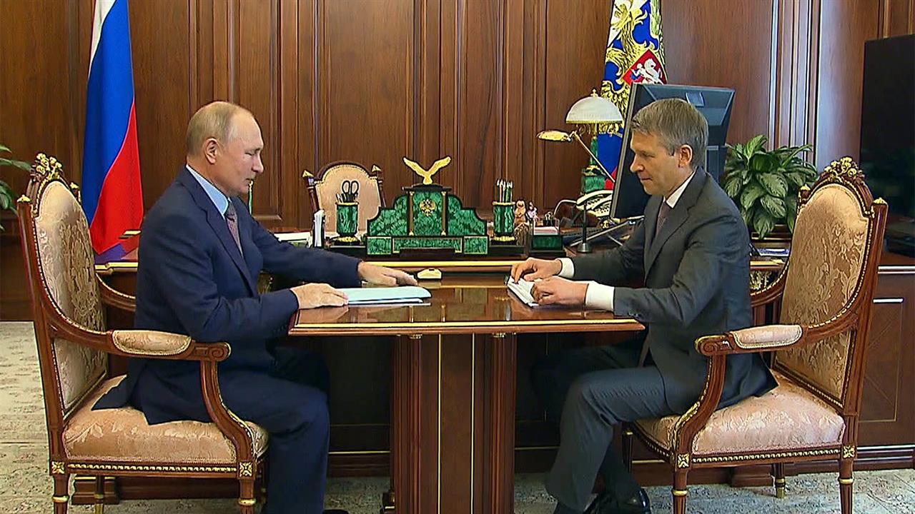 Владимир Путин обсудил самые насущные проблемы с главой "Россельхозбанка" Борисом Листовым