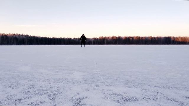 На коньках по озеру Поколево смотреть онлайн