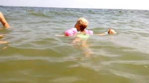 Плавающая кукла Алиса и Вероника купаются вместе в море. Распаковка, обзор и заплыв Видео для детей