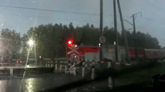 Поезда. Пассажирский поезд проезжает переезд на ст.Старатель смотреть онлайн