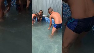 Дети купаются в бассейне
