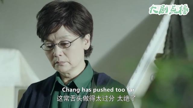 房子被惡毒鄰居砸得稀巴爛，姥姥發飆了，一招嚇得她跪地求饒！ смотреть онлайн