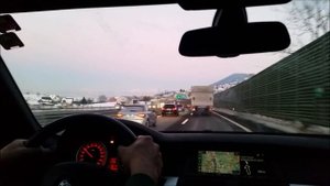 Путешествие по Швейцарии на BMW. Вождение автомобиля по дорогам Швейцарии. Вид из кабины водителя.