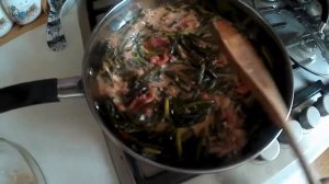 КАК ВКУСНО ПОЖАРИТЬ ЧЕСНОЧНЫЕ СТРЕЛКИ С ТОМАТОМ И ЯЙЦОМ