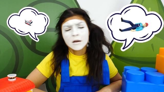 Видео про машинки для детей! Веселый Клоун и машинка Скорая помощь! Лечим ногу человечку! смотреть онлайн