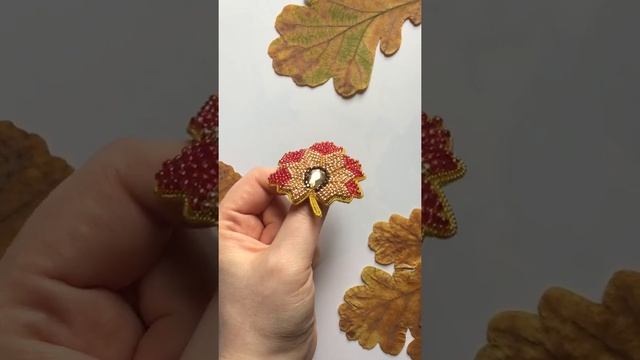 Брошь Кленовый лист