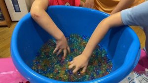 "Сенсорные игры: изготовление игрушки из синельной проволоки и шарики-антистресс"